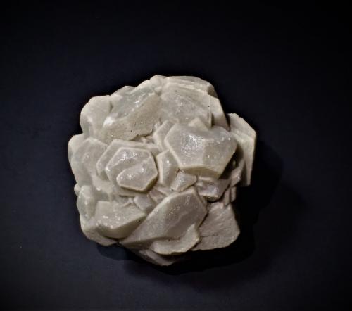 Calcite, Hedenbergite<br />Huanggang Mines, Hexigten Banner (Kèshíkèténg Qí), Chifeng (Ulanhad), Inner Mongolia Autonomous Region, China<br />35 mm x 34 mm x 32 mm<br /> (Author: Don Lum)