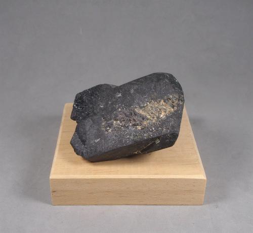 Rutilo (variedad strüverita)<br />Pegmatita Ampangabé, Miandrarivo, Distrito Faratsiho, Región Vakinankaratra, Madagascar<br />5,3 × 4,4 × 3 cm.<br /> (Autor: J. G. Alcolea)