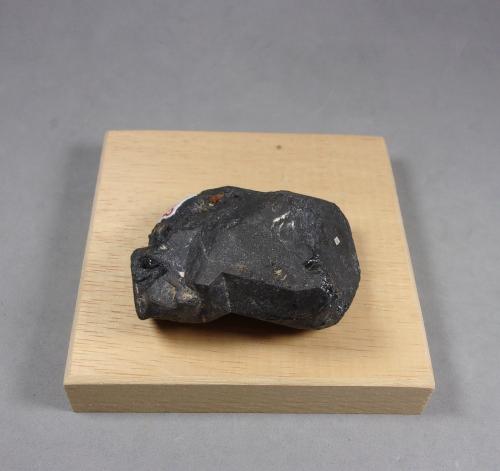 Rutilo (variedad strüverita)<br />Pegmatita Ampangabé, Miandrarivo, Distrito Faratsiho, Región Vakinankaratra, Madagascar<br />5,3 × 4,4 × 3 cm.<br /> (Autor: J. G. Alcolea)