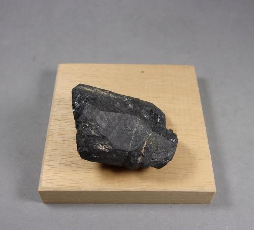 Rutilo (variedad strüverita)<br />Pegmatita Ampangabé, Miandrarivo, Distrito Faratsiho, Región Vakinankaratra, Madagascar<br />5,3 × 4,4 × 3 cm.<br /> (Autor: J. G. Alcolea)