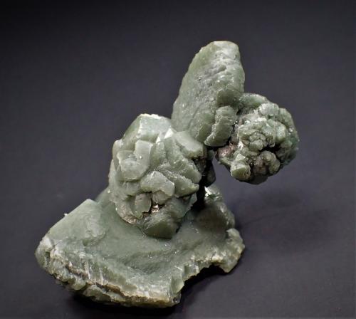 Calcite, Hedenbergite<br />Huanggang Mines, Hexigten Banner (Kèshíkèténg Qí), Chifeng (Ulanhad), Inner Mongolia Autonomous Region, China<br />47 mm x 39 mm x 27 mm<br /> (Author: Don Lum)