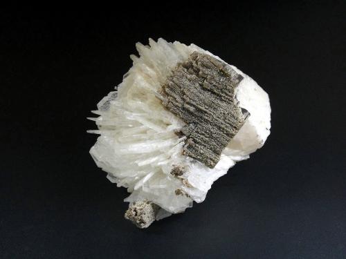 Albita (variedad cleavelandita)<br />Pederneira claim, São José da Safira, Governador Valadares, Vale do Rio Doce, Minas Gerais, Brazil<br />8 x 8 cm.<br /> (Autor: Antonio P. López)