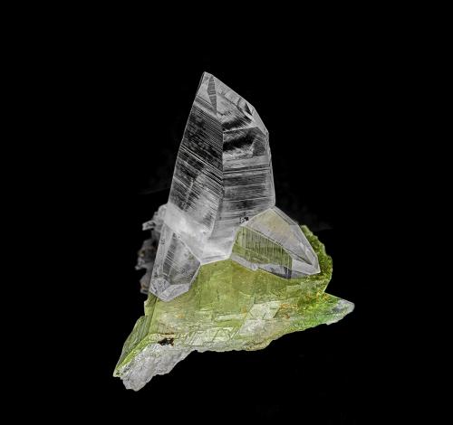 Quartz, Augelite<br />Pasto Bueno, Pampas District, Pallasca Province, Ancash Department, Peru<br />19 x 23 mm<br /> (Author: am mizunaka)