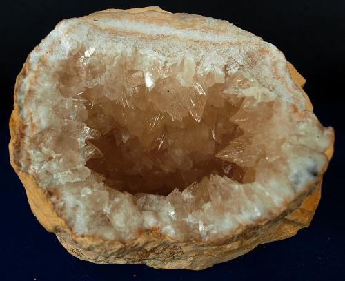 Calcita<br />Marruecos<br />9.5 x 8 cm<br /> (Autor: Pedro Antonio)