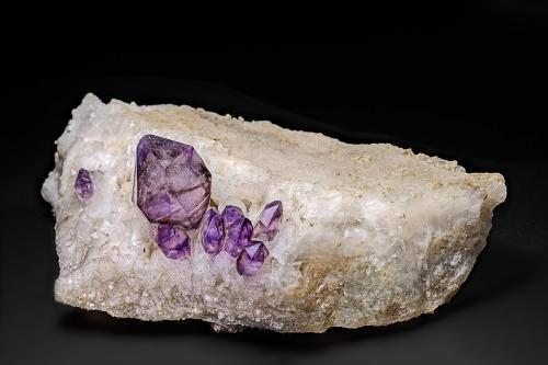 Quartz (variety amethyst), Quartz<br />Don Nicolás Mine, Villa Rafael Benegas (Villa Benegas), Mina Clavero, San Alberto Department, Córdoba Province, Argentina<br />12.6 x 6.5 cm<br /> (Author: am mizunaka)