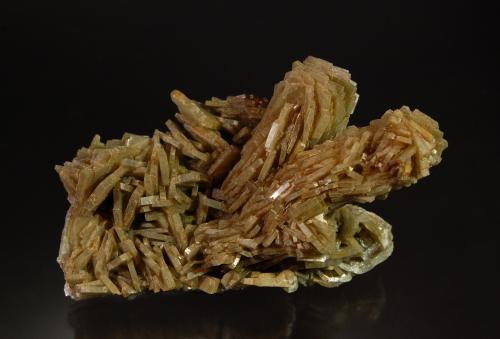 Barite<br />Lavrion Mining District, Attikí (Attica) Prefecture, Greece<br />4.0 cm x 5.3 cm x 8.7 cm<br /> (Author: Michael Shaw)