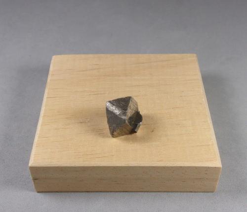 Glaucodoto<br />Grupo minero Håkansboda, Lindesberg, Örebro, Västmanland, Suecia<br />1,5 × 1,1 × 1,1 cm.<br /> (Autor: J. G. Alcolea)