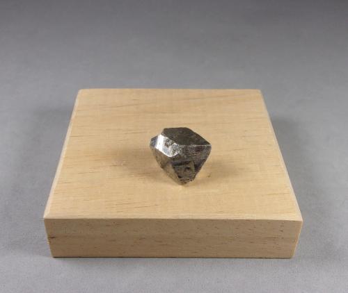 Glaucodoto<br />Grupo minero Håkansboda, Lindesberg, Örebro, Västmanland, Suecia<br />1,5 × 1,1 × 1,1 cm.<br /> (Autor: J. G. Alcolea)