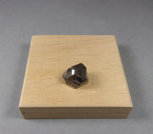 Glaucodoto<br />Grupo minero Håkansboda, Lindesberg, Örebro, Västmanland, Suecia<br />1,5 × 1,1 × 1,1 cm.<br /> (Autor: J. G. Alcolea)