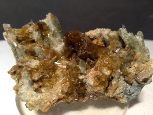 Epidote, Diopside<br />Monte Barbeston, Châtillon, Valle de Aosta (Val d'Aosta), Italia<br />77 x 46 mm<br /> (Author: Sante Celiberti)