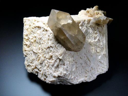 Cuarzo sobre Microclina<br />Barra de Salinas, Coronel Murta, Vale do Jequitinhonha, Minas Gerais, Brasil<br />14 x 11 cm.<br /> (Autor: Antonio P. López)