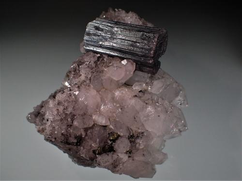 Bournonite, Quartz<br />Yaogangxian Mine, Yizhang, Chenzhou Prefecture, Hunan Province, China<br />50 mm x 48 mm x 46 mm<br /> (Author: Don Lum)