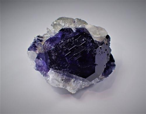 Fluorite, Quartz<br />Yongchun, Quanzhou Prefecture, Fujian Province, China<br />61 mm x 53 mm x 39 mm<br /> (Author: Don Lum)