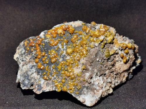 Mimetita (variedad campylita)<br />Dry Gill Mine, Caldbeck Fells, Allerdale, former Cumberland, Cumbria, England / United Kingdom<br />76x51x39 mm<br /> (Autor: Juan María PS)