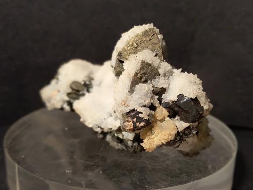 Chalcopirita, Esfalerita, Cuarzo<br />Gavorrano Mine, Gavorrano, Grosseto Province, Tuscany, Italy<br />54 x 31 mm<br /> (Autor: Sante Celiberti)