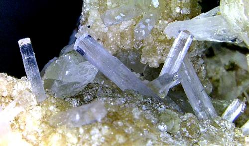 Natrolita<br />Rambla de Los Lobos, Alamedilla, Comarca Los Montes, Granada, Andalucía, España<br />Cristales de 3 mm.<br /> (Autor: Antonio P. López)