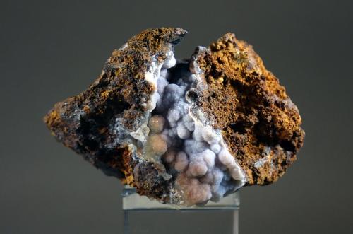 Cuarzo (variedad Calcedonia)<br />San Valentín open pit, Sancti Espíritu, Sierra Minera de Cartagena-La Unión, La Unión, Comarca Campo de Cartagena, Region of Murcia (Murcia), Spain<br />Medida: 5,4 x 3,6 x 3,2 cms<br /> (Autor: Joan Martinez Bruguera)