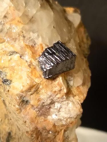 Rutile<br />Monte Cervandone, Alpe Devero, Baceno, Valle Ossola, Provincia Verbano-Cusio-Ossola, Piamonte (Piemonte), Italia<br />38 x 26 mm<br /> (Author: Sante Celiberti)