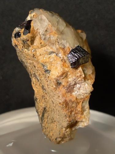 Rutile<br />Monte Cervandone, Alpe Devero, Baceno, Valle Ossola, Provincia Verbano-Cusio-Ossola, Piamonte (Piemonte), Italia<br />38 x 26 mm<br /> (Author: Sante Celiberti)
