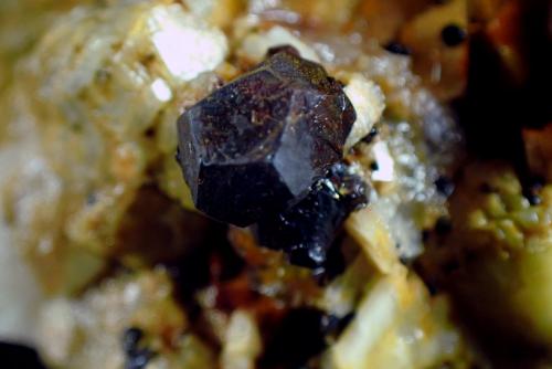 Pirita pseudomórfica de Goethita y Dolomita<br />El Almendral Quarry, Road to Berja, Berja, Comarca Poniente Almeriense, Almería, Andalusia, Spain<br />Medida: 4,6 x 4,3 x 3,4 cms<br /> (Autor: Joan Martinez Bruguera)