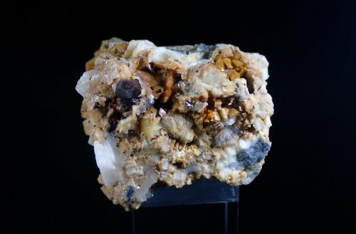 Pirita pseudomórfica de Goethita y Dolomita<br />El Almendral Quarry, Road to Berja, Berja, Comarca Poniente Almeriense, Almería, Andalusia, Spain<br />Medida: 4,6 x 4,3 x 3,4 cms<br /> (Autor: Joan Martinez Bruguera)