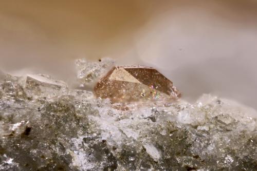 Titanita<br />Occitanie, France<br />Cristal 1,2 mm<br /> (Autor: Jorgina-Agusti-Màrius)