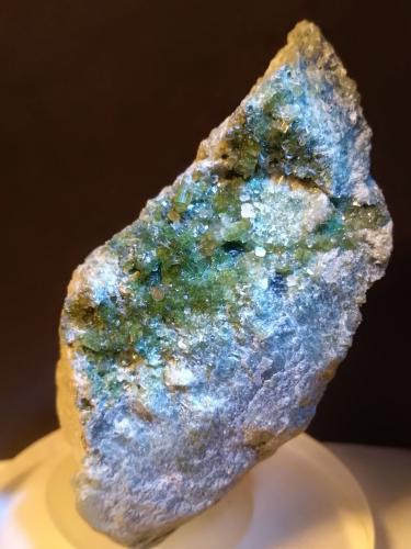 Vesuvianite (variety chromium-rich)<br />Bellecombe, Châtillon, Valle de Aosta (Val d'Aosta), Italia<br />75 x 40 mm<br /> (Author: Sante Celiberti)