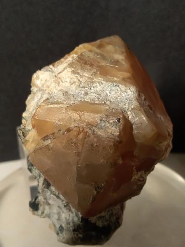 Scheelite<br />Mina Traversella, Traversella, Valle Chiusella, Distrito Canavese, Provincia Ciudad metropolitana de Turín, Piamonte (Piemonte), Italia<br />49 x 39 mm<br /> (Author: Sante Celiberti)