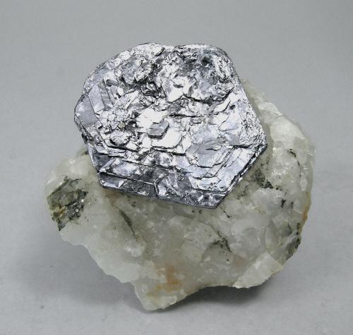 Molibdenita en Cuarzo<br />Moly Hill Mine, La Motte, Abitibi RCM, Abitibi-Témiscamingue, Québec, Canada<br />3.8 x 3.1 x 4.2 cm<br /> (Autor: Jordi Fabre)
