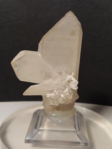 Quartz (variety japan law twin)<br />Miage Glacier, Veny Valley, Monte Bianco Massif (Mont Blanc Massif), Courmayeur, Aosta Valley (Val d'Aosta), Italy<br />52 x 33 mm<br /> (Author: Sante Celiberti)