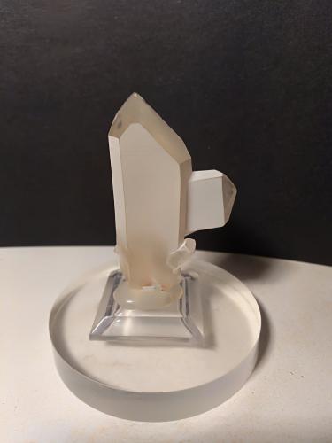 Quartz (variety japan law twin)<br />Miage Glacier, Veny Valley, Monte Bianco Massif (Mont Blanc Massif), Courmayeur, Aosta Valley (Val d'Aosta), Italy<br />52 x 33 mm<br /> (Author: Sante Celiberti)
