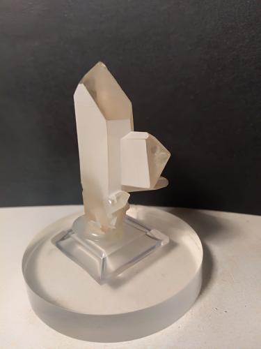 Quartz (variety japan law twin)<br />Miage Glacier, Veny Valley, Monte Bianco Massif (Mont Blanc Massif), Courmayeur, Aosta Valley (Val d'Aosta), Italy<br />52 x 33 mm<br /> (Author: Sante Celiberti)