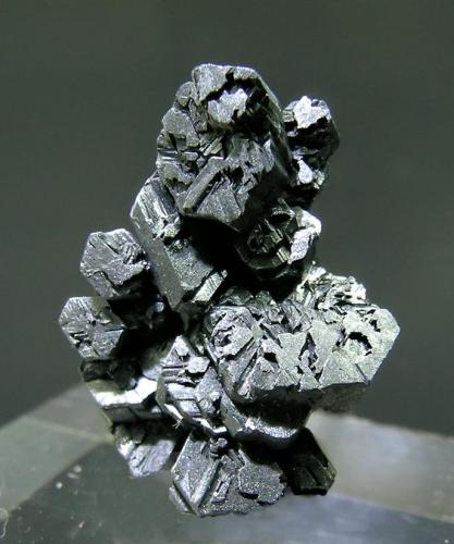 Chalcocita<br />Kamoto Principal Mine (Kamoto Mine), Kamoto, Kolwezi District, Lualaba, Katanga Copper Crescent, Katanga (Shaba), Democratic Republic of the Congo (Zaire)<br />1,6 x 0,9 x 1,0 cm.<br /> (Autor: Carles)
