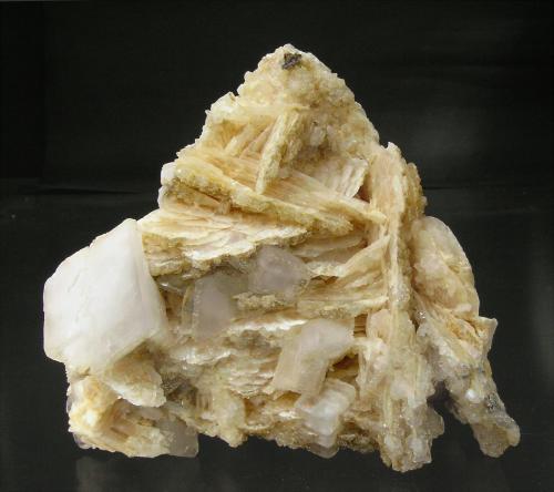 Magnesita<br />Azcárate Quarry, Eugui, Esteríbar, Comarca Auñamendi, Chartered Community of Navarre (Navarre), Spain<br />10 × 8.8 × 5.7 cm.<br /> (Autor: Antonio P. López)