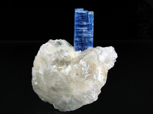 Cianita<br />Barra de Salinas, Coronel Murta, Vale do Jequitinhonha, Minas Gerais, Brazil<br />7 x 6 x 5,5 cm.<br /> (Autor: Antonio P. López)