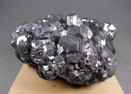 Skutterudita<br />Mina Bouismas, Agdz, distrito minero Bou Azzer, Provincia Zagora, Región Drâa-Tafilalet, Marruecos<br />8,2 × 6,5 × 4,7 cm.<br /> (Autor: J. G. Alcolea)