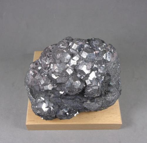 Skutterudita<br />Mina Bouismas, Agdz, distrito minero Bou Azzer, Provincia Zagora, Región Drâa-Tafilalet, Marruecos<br />8,2 × 6,5 × 4,7 cm.<br /> (Autor: J. G. Alcolea)