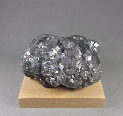 Skutterudita<br />Mina Bouismas, Agdz, distrito minero Bou Azzer, Provincia Zagora, Región Drâa-Tafilalet, Marruecos<br />8,2 × 6,5 × 4,7 cm.<br /> (Autor: J. G. Alcolea)
