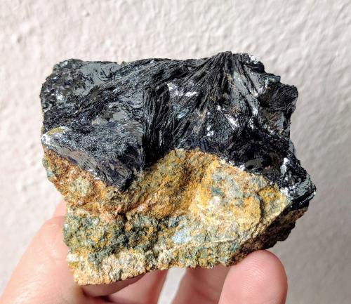 Hematites (variedad especularita)<br />Ojós, Comarca Valle de Ricote, Región de Murcia (Murcia), España<br />5,7 x 3,5 cm.<br /> (Autor: Carles)