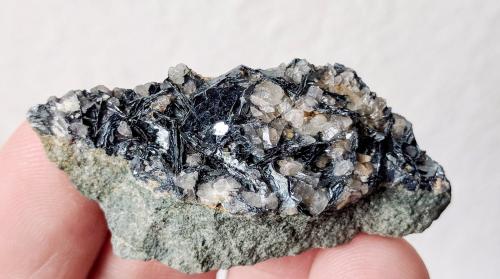 Hematites<br />Pantà d'Escales, Casterner de les Olles, Tremp, Comarca Pallars Jussà, Lérida / Lleida, Cataluña / Catalunya, España<br />4,7 x 1,5 cm.<br /> (Autor: Carles)