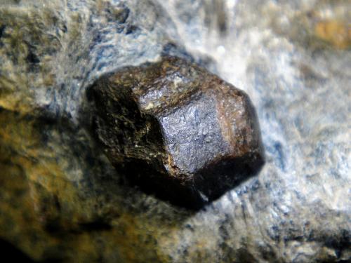 Almandino (Grupo Granate)<br />Bama Openpit (San Rafael Claim), Picón or Minas hill, San Vicenzo de Bama, Touro, Comarca Arzúa, La Coruña / A Coruña, Galicia / Galiza, Spain<br />Cristal de 2 cm.<br /> (Autor: Antonio P. López)
