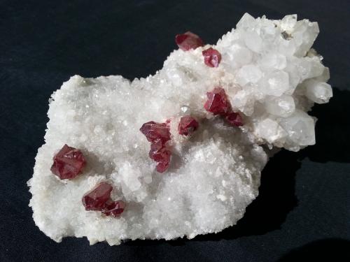 Cinnabar on Quartz, Dolomite<br />Tongren Mine, Tongren, Tongren Prefecture, Guizhou Province, China<br />13 x 9 cm, crystal size up to 15 mm<br /> (Author: Volkmar Stingl)