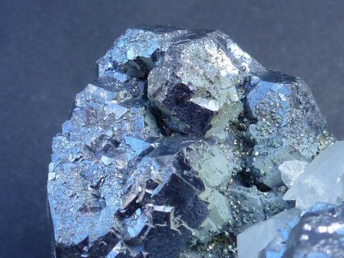 Galena, Pirita, Calcita<br />El Cobre vein, El Cobre-Igualdad-Matacabras group of mines, Matacabras-Dehesa de las Yeguas, Bailén-Guarromán-Linares, Comarca Sierra Morena, Jaén, Andalusia, Spain<br />7 x 6 cm.<br /> (Autor: javier ruiz martin)