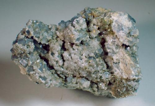 Fluorita y Cuarzo<br />Mina Matagalls (Minas de Sant Marçal), Sant Marçal, Viladrau, Comarca Osona, Gerona / Girona, Cataluña / Catalunya, España<br />Medida: 6,9 x 6,8 x 5,6 cms<br /> (Autor: Joan Martinez Bruguera)