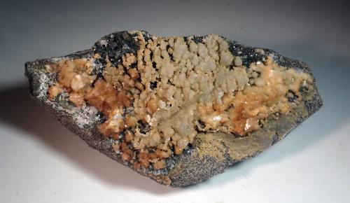 Smithsonita y Dolomita<br />Casilda Mine, Tremor de Arriba, Igüeña, Comarca El Bierzo, León, Castile and León, Spain<br />Medida: 14,0 x 7,0 x 4,5 cms<br /> (Autor: Joan Martinez Bruguera)