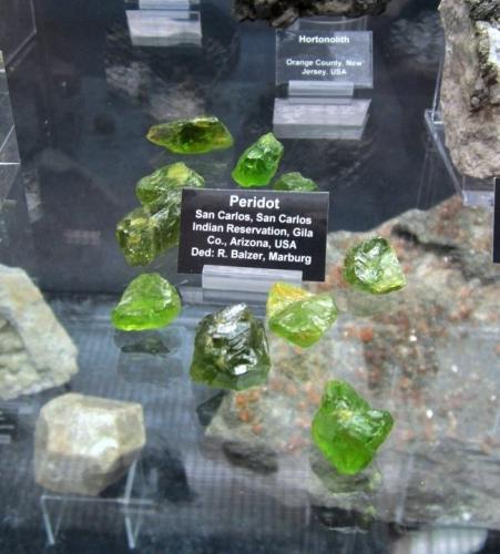 Forsterite (variety peridot)<br />San Carlos, Reserva India San Carlos, Condado Gila, Arizona, USA<br />each one ~ 1-2 cm<br /> (Author: Tobi)