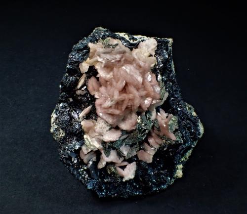 Rhodochrosite, Sphalerite, Pyrite<br />Mina Eagle, Gilman, Distrito Gilman, Condado Eagle, Colorado, USA<br />60 mm x 45 mm x 30 mm<br /> (Author: Don Lum)