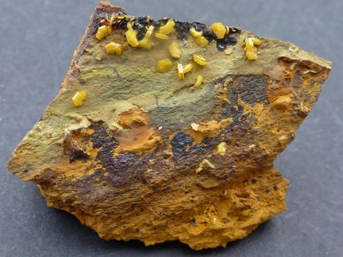 Mimetita, Beudantita<br />Filón Sur open pit, Minas de Tharsis, Tharsis, Alosno, Comarca El Andévalo, Huelva, Andalusia, Spain<br />3 x 3 cm.<br /> (Autor: javier ruiz martin)