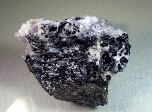 Cuarzo (variedad amatista), Calcita y Biotita<br />Aravakurichi, Distrito Karur, Tamil Nadu, India<br />Medida: 6,2 x 5,0 x 2,5 cms<br /> (Autor: Joan Martinez Bruguera)