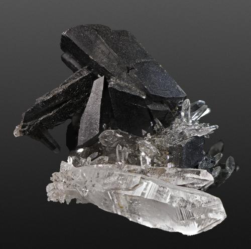 Hübnerite and Quartz<br />Tamboras Mine, Mundo Nuevo, Huamachuco, Sánchez Carrión Province, La Libertad Department, Peru<br />50 x 50 x 40 mm<br /> (Author: Rob Schnerr)